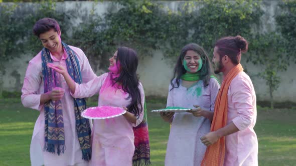 Indian men surprise their partners on Holi alt