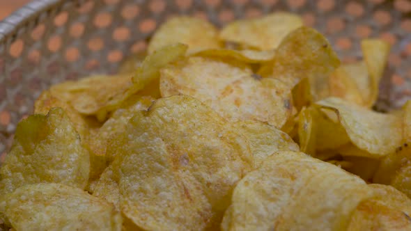 Potato chips in a slowly rotating plate