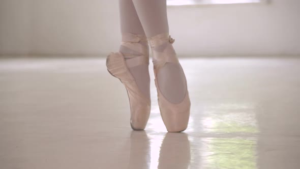 Legs practicing pointe exercises alt