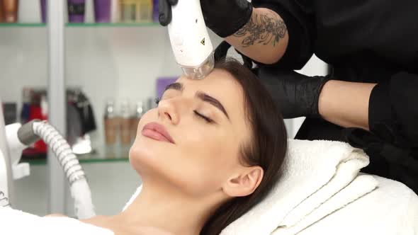 Woman Receiving Body Shape Treatment for Her Forehead alt