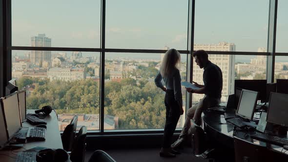 Colleagues Employee Collaboration Brainstorming On Workplace, Two Colleague Talking In Office Job alt