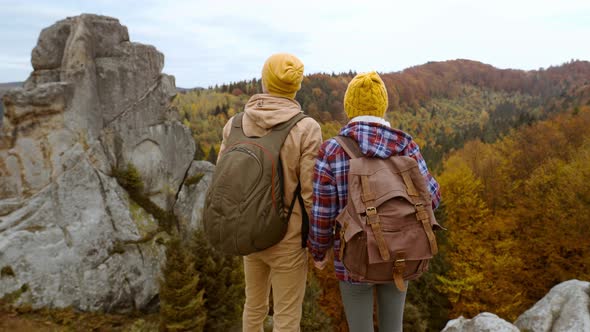 Rear View Couple Tourists Stands on Autumn Landscape Background with Cliffs in National Park Tustan alt