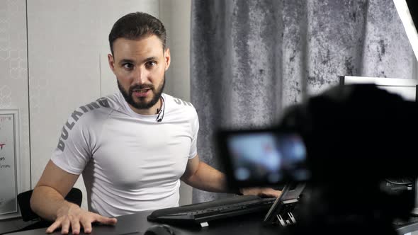 Online Business Coach Talks About His Workplace alt