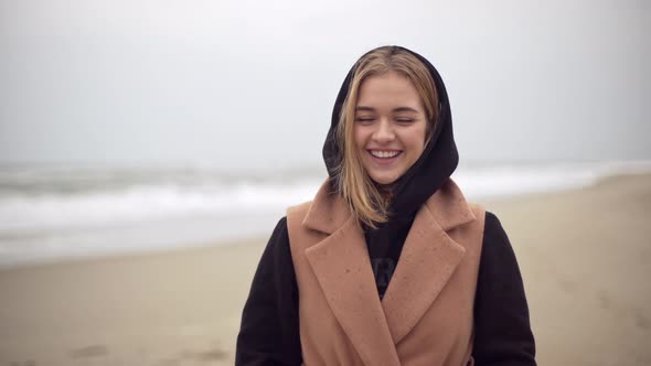 Portrait of Young Pretty Woman Spending Weekend Near Seaside Posing on Camera Smiling Being in Good alt