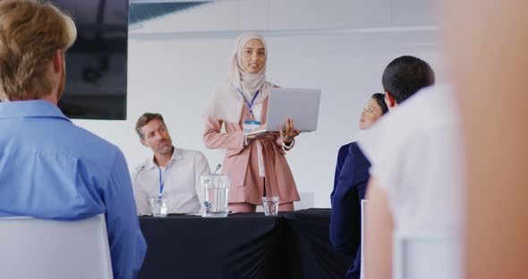 Speaker addressing the audience at a business conference alt