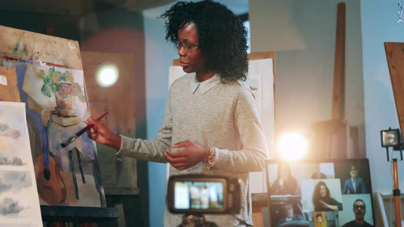 African Lady Is Teaching Art To a Group of Online Students alt