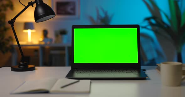 Laptop with Chroma Key Screen alt