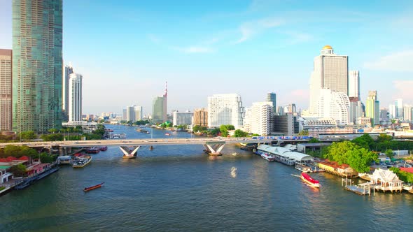 4K : Drones fly over the Chao Phraya River, buildings and business districts in Bangkok alt