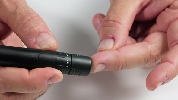 man measures his blood sugar alt