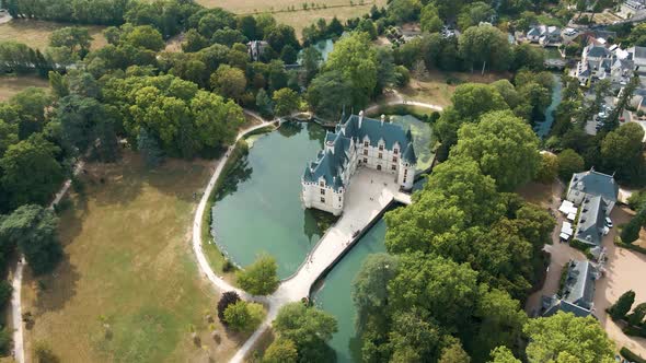 The Château d'Azay-le-Rideau was built on an island in the Indre River under the patronage of King F alt