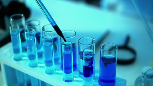 Hand Of Scientist Is Testing For Covid 19 1080p alt