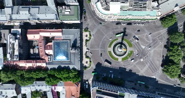 Flying over column of freedom in the center of the city. St. George monument of liberty in Tbilisi alt