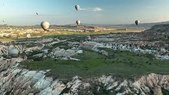 4K Aerial view of Goreme. Colorful hot air balloons fly over the valleys. alt