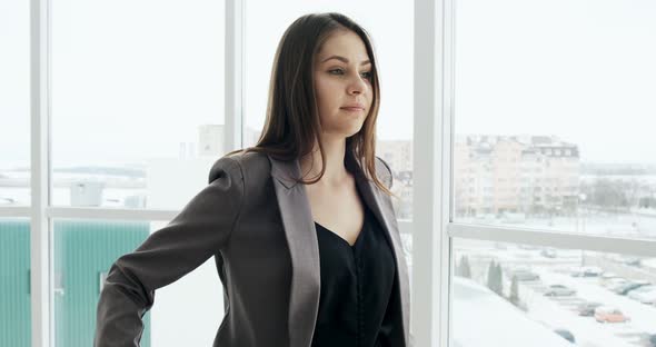 Portrait of Businesswoman Who Crossing Her Arms and Smiling. Beautiful Female Executive Standing alt