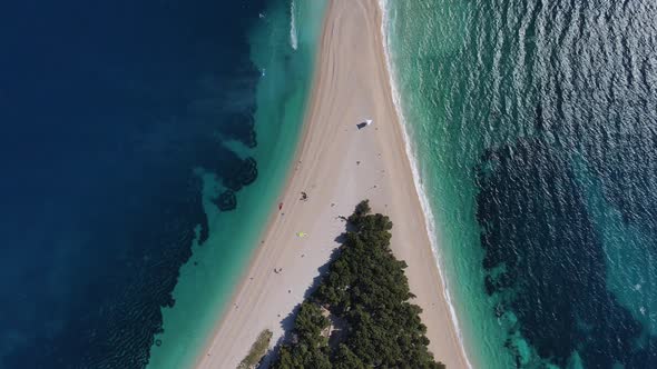 Preparing paraglider in the golden horn beach in Croatia. alt