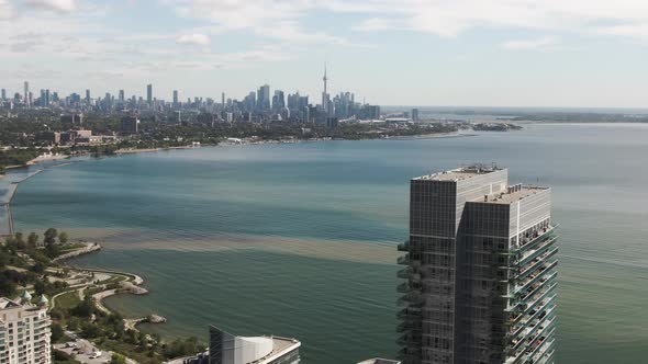 The breathtaking skyline of Toronto filmed from the air alt