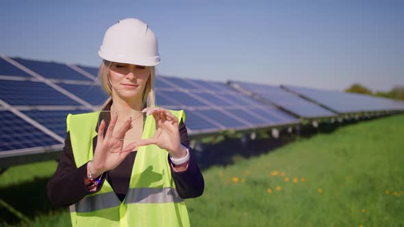 Inspector Engineer Woman Holding Innovative Tablet Working in Solar Panels Power Farm Photovoltaic alt