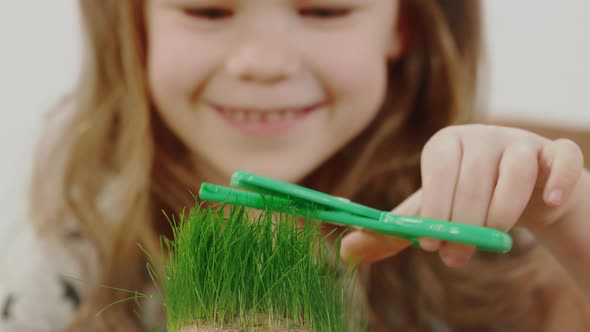 Happy Girl In The Kitchen alt