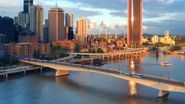 Traffic At The Victoria Bridge At Sunset Over The Brisbane River With View Of 1 William Street Tower alt