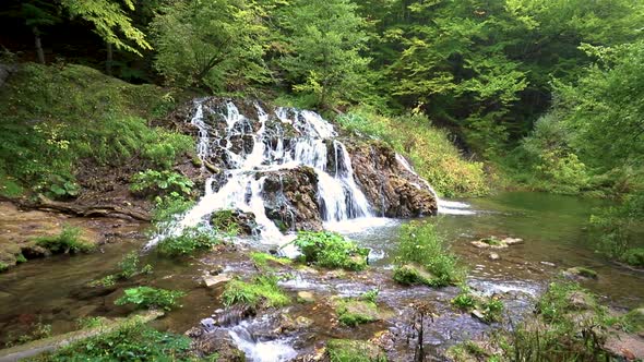 Cascade waterfalls. alt