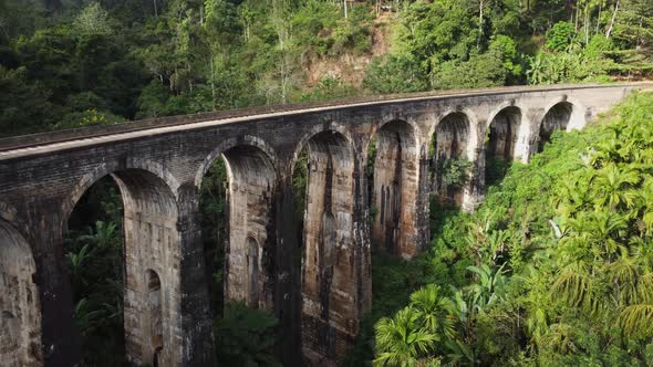 Nine Arches Bridge without people, Ella, Sri Lanka. alt