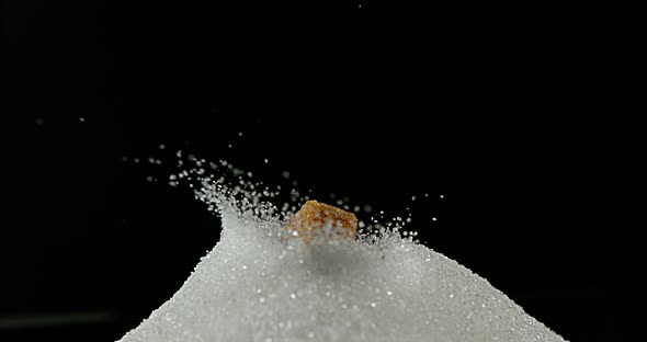 Brown Sugar Cubes falling against Black Background, Slow Motion 4K alt