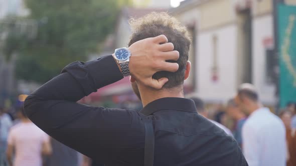 The man who seeks and tries to find his friend. alt