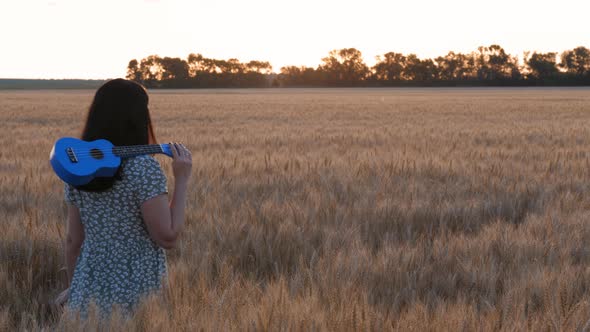 The Silhouette of a Happy Woman in a Wheat Field alt