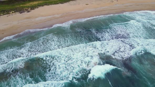 High and powerful waves coming fast to the beach, waves in winter day alt