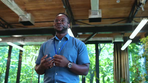 Video of a business conference meeting alt