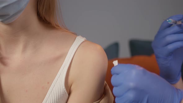 Female Doctor Vaccination Process Making Covid 19 Coronavirus Vaccine at Home or Hospital Safe alt