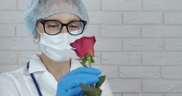 Therapist with Flower alt