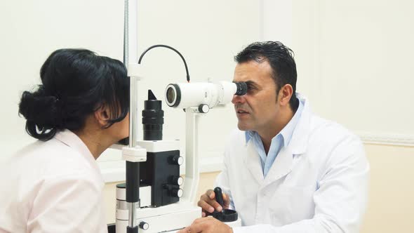 An Experienced Doctor Looks at the Device for Testing the Patients Vision