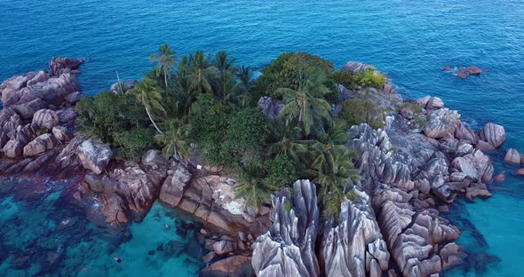 Paradise St. Pierre Island surrounding Blue Water of the Indian Ocean, Seychelles alt