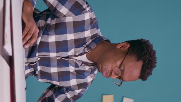 Vertical Video Confused Man Holding Speech Bubble to Ask for Help alt