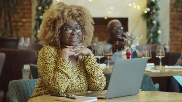Portrait of Cheerful African American Businesswoman in Cafe alt