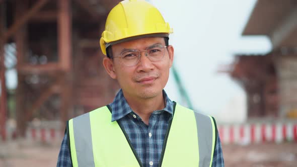 Engineer checking project at the building site, Man in hardhat at the infrastructure construction si alt
