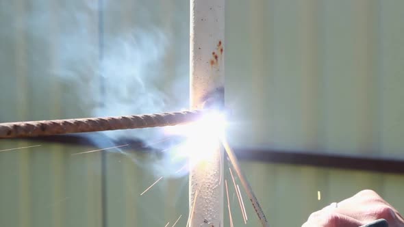 Carrying out welding works by electric welding