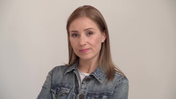 Portrait of outraged woman standing in bewilderment, don't understand situation alt