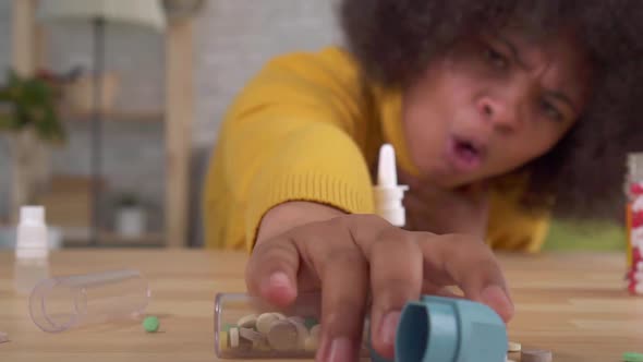 Portrait Beautiful African American Afro Hairstyle Sudden Asthmatic Attack Is the Use of a Spray in alt