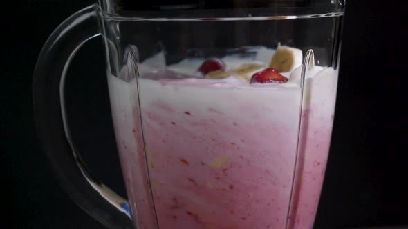 Making a Healthy Raw Vegan Strawberry Banana Smoothie alt
