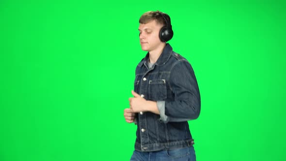 Handsome Guy in Big Headphones Is Running, Chroma Key alt