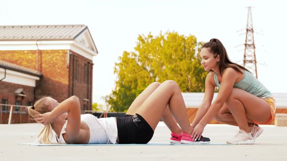 Women Training and Doing Sit-ups Outdoors alt