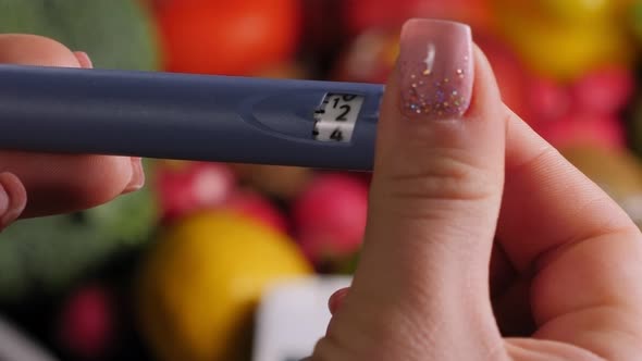 Closeup of a Woman Gaining the Right Dose of Insulin on an Insulin Pen alt