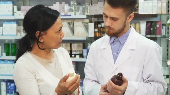An Adult Woman Consults a Pharmacist About Remedy alt