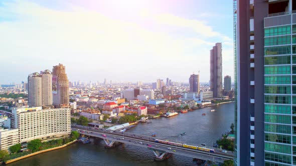 4K : Drones fly over the Chao Phraya River, buildings and business districts in Bangkok alt