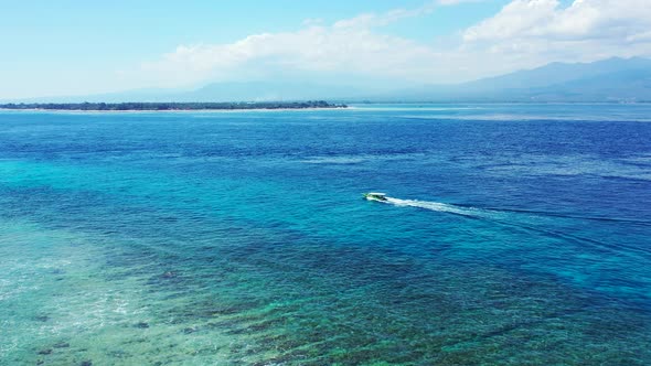 Island In Hawaii - Boat Smoothly Sailing Over The Bright Blue Sea Water With Coral Reef At The Botto alt