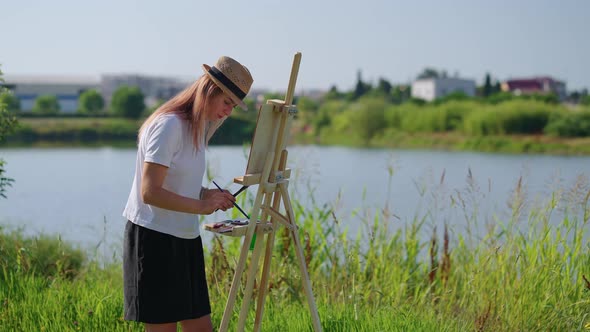 Masterclass in Landscape Drawing in Plein Air Young Woman is Learning to Draw Nature alt