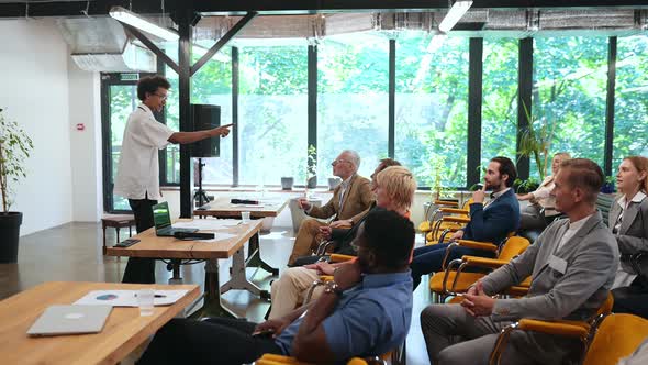 Video of a business conference meeting alt