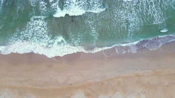 High and powerful waves coming fast to the beach, waves in winter day alt